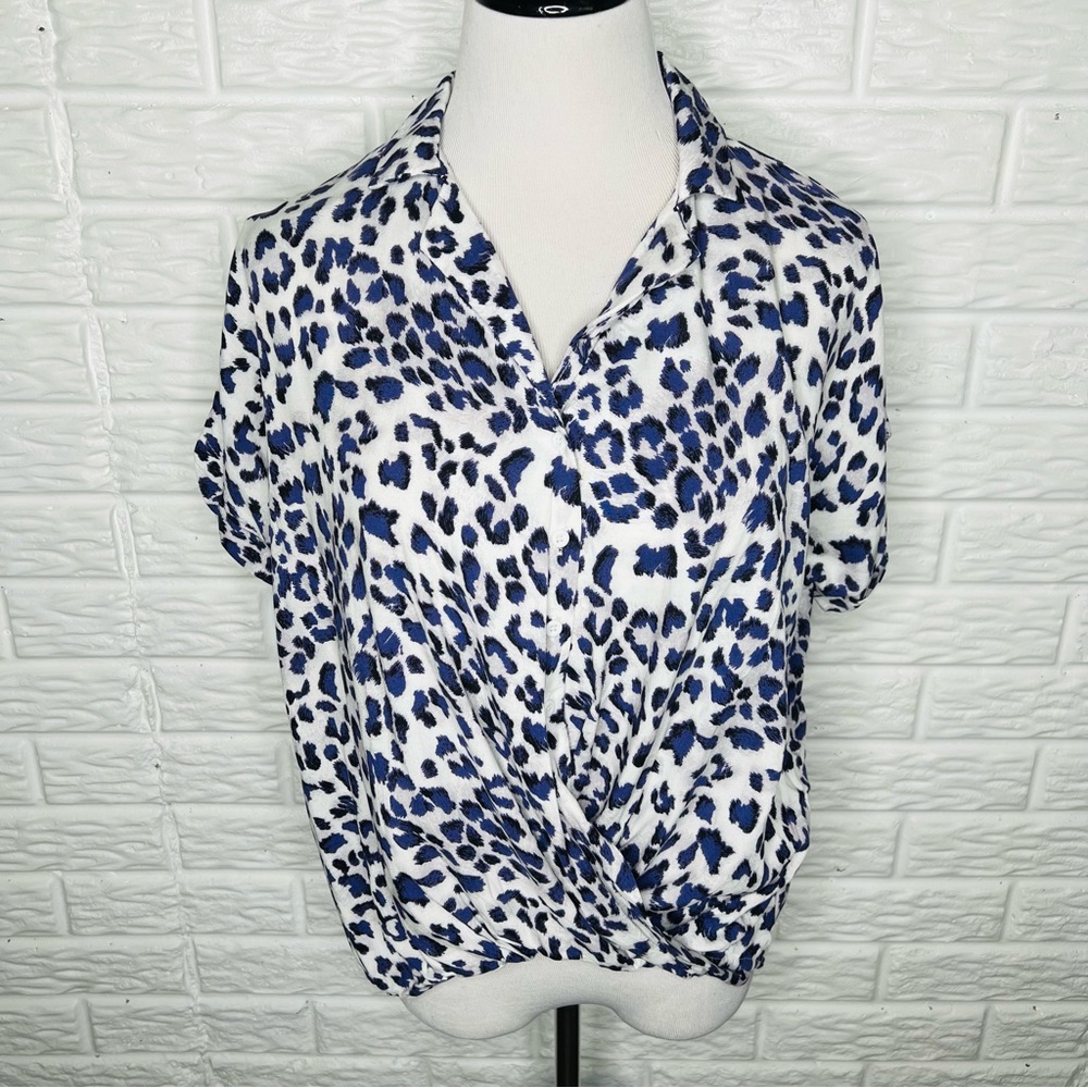 HAYDEN NWT Short Sleeve Animal Print Surplice Shirt Top Size S